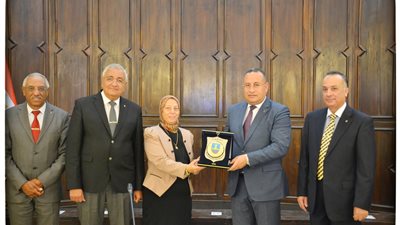 رئيس جامعة الإسكندرية يهنئ منتسبى الجامعة بانتهاء العام الأكاديمي ٢٠٢٤/٢٠٢٣ 