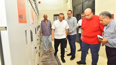 محافظ أسيوط يتفقد سير العمل بلوحة توزيع الكهرباء بالأربعين بحي غرب