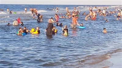 توافد آلاف المصطافين على المتنزهات وشواطئ مصيف بلطيم