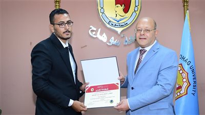 رئيس جامعة سوهاج يكرم خريج كلية الهندسة الشهير ببائع التين الشوكي 