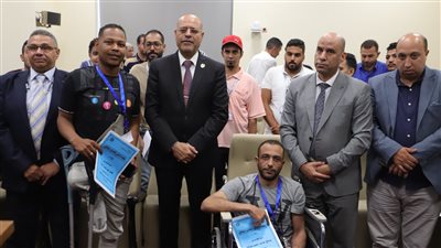 وزير العمل يُسلم عقودًا لذوي الهمم بمحافظتي القاهرة والإسماعيلية 