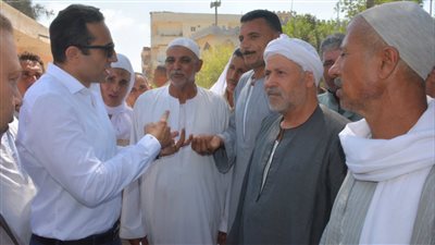 نائب محافظ البحيرة يتابع توزيع الأسمدة على مزارعي حوش عيسي