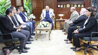 محافظ بني سويف ونائب رئيس قصور الثقافة يناقشان مستجدات المشروعات الثقافية 