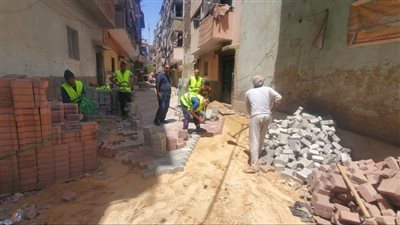 استكمال تركيب بلاط الإنترلوك بالحارات والشوارع الضيقة بحي غرب أسيوط