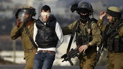 قوات الاحتلال تعتقل 9 فلسطينيين من الخليل بالضفة الغربية