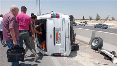 مصرع شخص في حادث انقلاب ميكروباص 