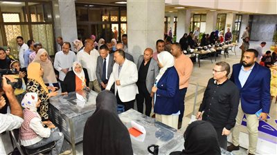 محافظ أسيوط يسلم 32 مشروع وكرسي متحرك للأسر الأولى بالرعاية وذوى الهمم