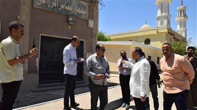 تناول كوب ماء..محافظ أسيوط يطمئن علي جودة المياه بقرية الزرابي