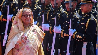 متظاهرون يقتحمون ثلاجة رئيس وزراء بنغلاديش بعد فرارها.. فيديو