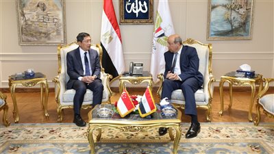وزير الطيران المدني يبحث مع سفير سنغافورة تبادل الخبرات المشتركة