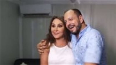 معجب يحتضن إليسا.. وهذا رد فعلها 