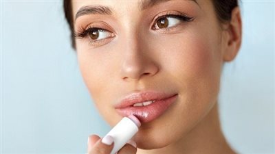طريقة تحضير مرطب شفاه طبيعي.. وصفة بسيطة للعناية بشفتيك