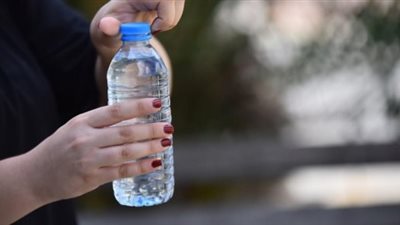 دراسة تكشف العلاقة بين شرب الماء من الزجاجات البلاستيكية والإصابة بإرتفاع ضغط الدم