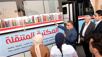 قبل إنطلاقها  للمشاركة بمهرجان .. محافظ الدقهلية يتفقد المكتبة المتنقلة