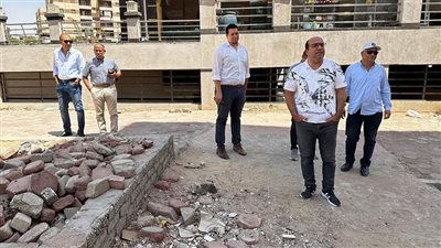 رفع المخلفات في حدائق أكتوبر ورئيس الجهاز يضبط 