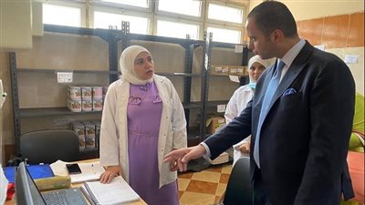 فريق من الدعم الفني لتيسير تسجيل الأعداد اليومية لحملة «100 يوم صحة» بمركز طبي التجمع الأول