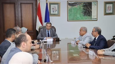محافظ دمياط يناقش المشكلات التي تواجه المهن الطبية 