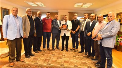 محافظ أسيوط يستقبل وفد من أعضاء الاتحاد المحلي العمال 