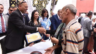 وزير العمل يُسلم عقود عمل لذوي همم وجوائز وشهادات لخريجي مراكز التدريب المهني 