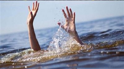 دفن جثة طفلة لقيت مصرعها غرقًا بترعة أمام منزلهم بجرجا