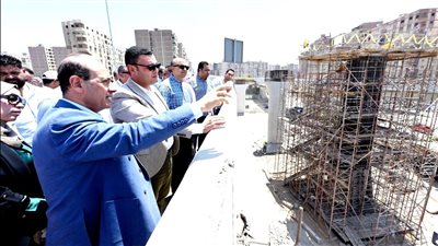 وزير الإسكان يتفقد محور 