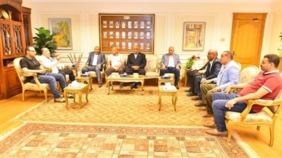 محافظ أسيوط يستقبل وفد أعضاء الإتحاد المحلي لعمال أسيوط للتهنئة لاختياره محافظاً