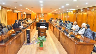 محافظ أسيوط يوجه بسرعة ترخيص قاعات الأفراح والمحال التجارية 