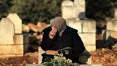 حكم قراءة القرآن على الميت أثناء الدفن وبعده