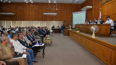 محافظ أسيوط يوجه بتنمية الموارد الذاتية والتيسير على المواطنين في إجراءات التراخيص