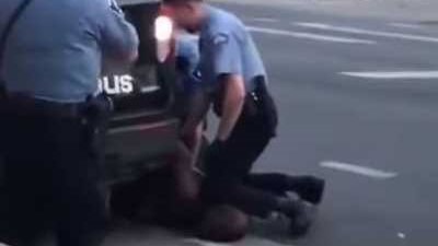 التعدي على رجل أسود في أمريكا حتى الوفاة تعيد للاذهان جريمة فلويد