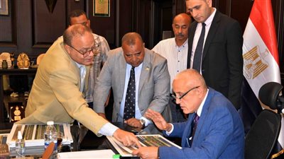 محافظ الأقصر ووفد جهاز التعمير يبحثان التصميم المقترح لمشروع موقف الأقاليم
