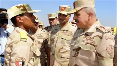 رئيس الأركان يتفقد إحدى وحدات التدريب الأساسي لإعداد وتأهيل المجندين بالقوات المسلحة