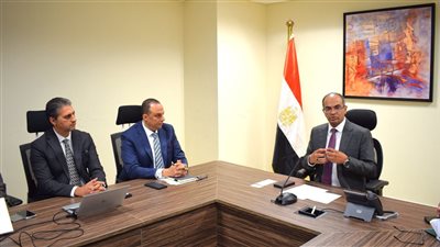 نائب وزير الإسكان يلتقي مسؤولي شركة 