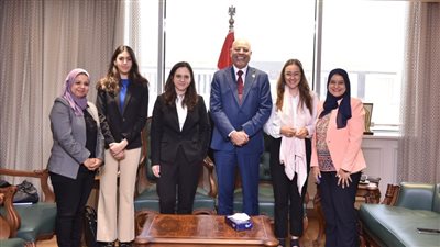 وزير العمل يستقبل وفدًا من 