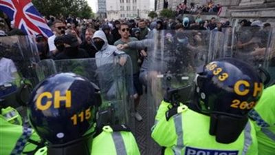 وزير بريطاني يحذر المحرضين على أعمال الشغب من مواجهة القوة الكاملة للقانون