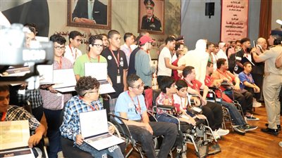 تسليم شهادات الإعفاء من التجنيد لذوي الهمم في جامعة عين شمس 