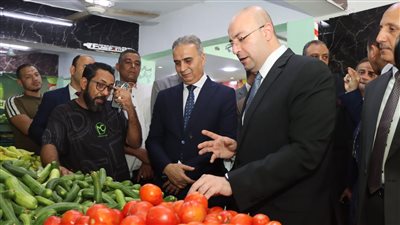 محافظ بني سويف يقود حملة رقابية على الأسواق والمخابز 