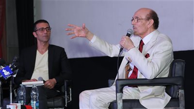 محمد صبحي يعلق على قبلة هياتم في أحد أعماله 