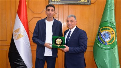 محافظ الإسماعيلية يكرم أول الثانوية العامة 