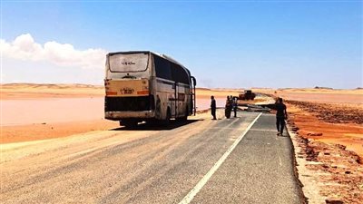 محافظ أسوان يتابع تمهيد الطرق بعد تعرضها للأمطار لتأمين عبور الشاحنات