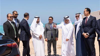 رئيس حكومة إمارة الفجيرة يتفقد ميناء الحمراء البترولي