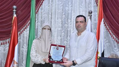 إدارة غرب المنصورة تستقبل الطالبة الحاصلة على المركز الثالث مكرر