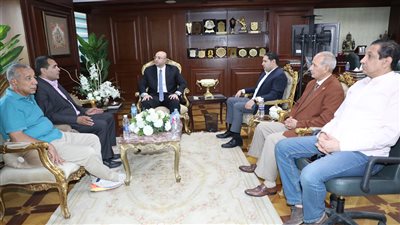 محافظ بني سويف يناقش مع 