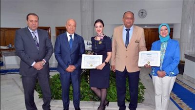 رئيس القابضة لمصر للطيران يكرم طاقم الضيافة الجوية تقديرا لأدائهم المتميز