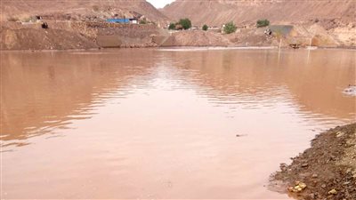 عبر المخرات الصناعية..محافظ أسوان يكلف الفرق الفنية المختصة ومعدات الرى التعامل مع الأمطار والسيول