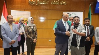 محافظ القليوبية يكرم عدد من الأسر الفلسطينية المتضررة