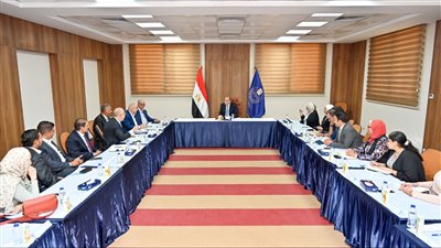 بحث سبل التعاون مع ممثلي الشركات والمصانع الصغيرة والمتوسطة بغرفة صناعة الأدوية