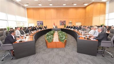 وزير الإسكان يستعرض موقف مشروعات مرافق 