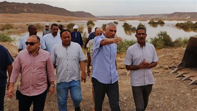 محافظ أسوان يتفقد البحيرات والمخرات الصناعية