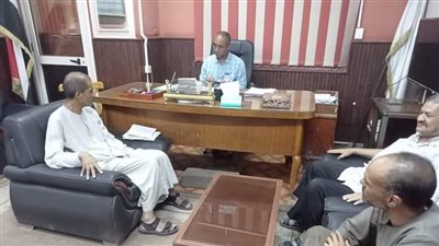 لبحث شكواهم.. رئيس قوص بقنا يستقبل عددًا من المواطنين بمكتبه